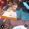 Dengan telaten, Prilly Latuconsina membagikan donat kepada anak-anak rumah singgah. (Foto: Instagram/@prillylatuconsina96)