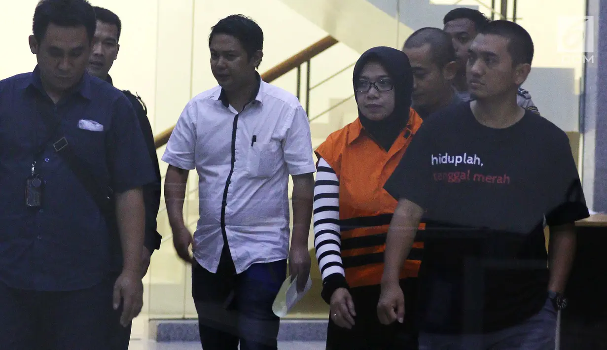 Tersangka anggota Komisi VII DPR RI Eni Maulani Saragih usai menjalani pemeriksaan dan menuju mobil tahanan di Gedung KPK Jakarta, Sabtu (14/7). KPK juga menahan tersangka Johannes Budisutrisno Kotjo. (Liputan6.com/Johan Tallo)