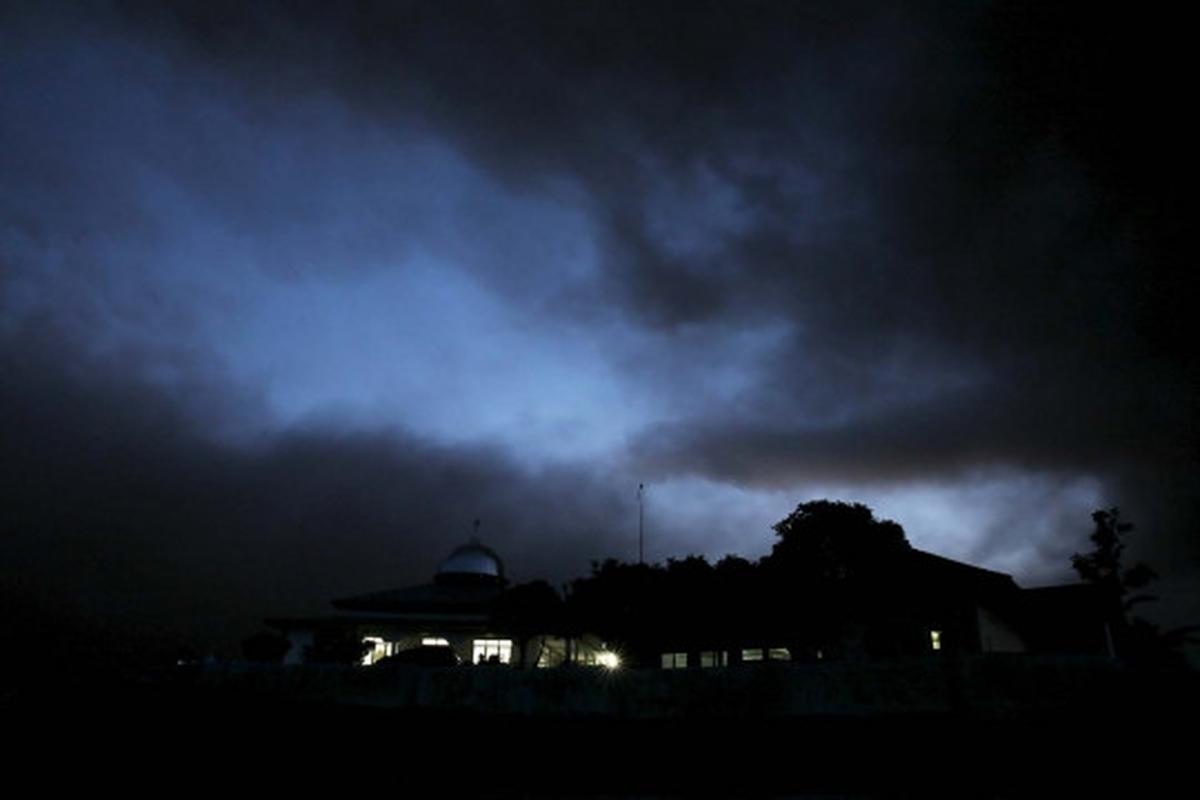 Muntahan lava pijar Gunung Sinabung ancam warga Karo