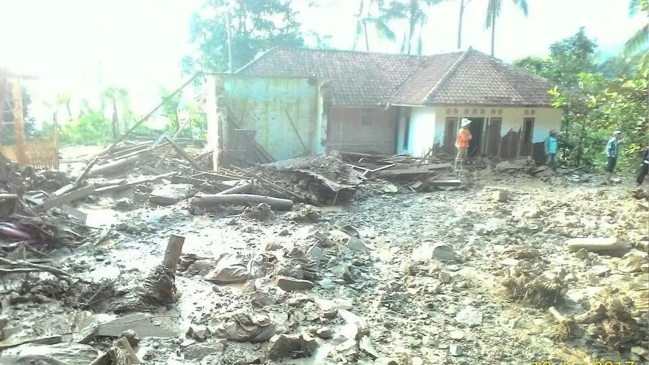 Tanggul Jebol di Bogor robohkan 11 rumah 