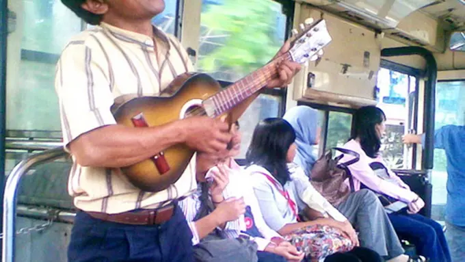 5 Tipe Pengamen Jalanan yang Biasa Ada di Angkutan Umum