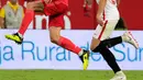 Gelandang Real Madrid, Gareth Bale berusaha mengontrol bola dari kawalan pemain Sevilla Sergi Gomez saat bertanding pada lanjutan La Liga Spanyol di stadion Sanchez Pizjuan (26/9).  Sevilla menang telak 3-0 atas Madrid. (AP Photo/Miguel Morenatti)