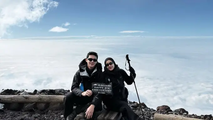 5 Gaya Edgy Pasutri Good Looking Rey Mbayang dan Dinda Hauw Rayakan 5 Tahun Pernikahan dengan Hiking ke Gunung Fuji