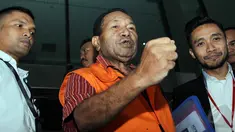 Tersangka mantan kepala Dinas Pertambangan dan Energi Pemprov Papua, Jannes Johan Karubaba, usai diperiksa di gedung KPK di Jakarta, Selasa (19/5/2015). Karubaba mengajak wartawan untuk menyanyikan lagu "Bendera Merah Putih" (Liputan6.com/Helmi Afandi)