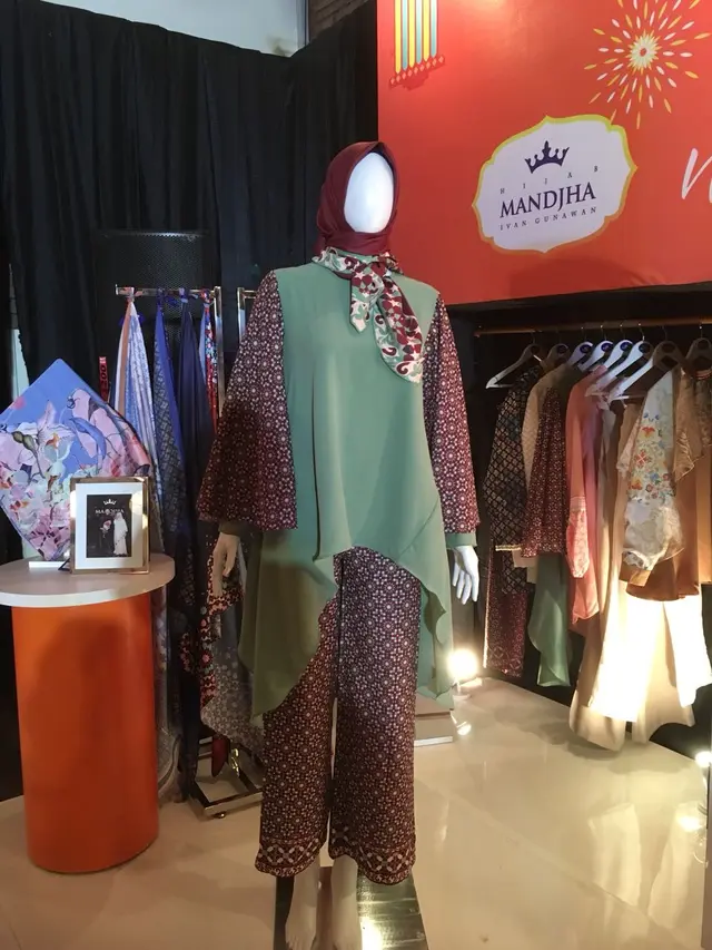 [Bintang] Tawarkan Hijab Mandjha, Ivan Gunawan Jual Baju Muslim dengan Harga Murah di E-Commerce Ini
