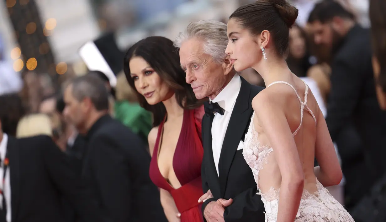 Carys hadir bersama orang tuanya Michael Douglas dan Catherine Zeta-Jones menghadiri upacara pembukaan acara dengan tampilan yang sangat memukau.  (Photo by Vianney Le Caer/Invision/AP)