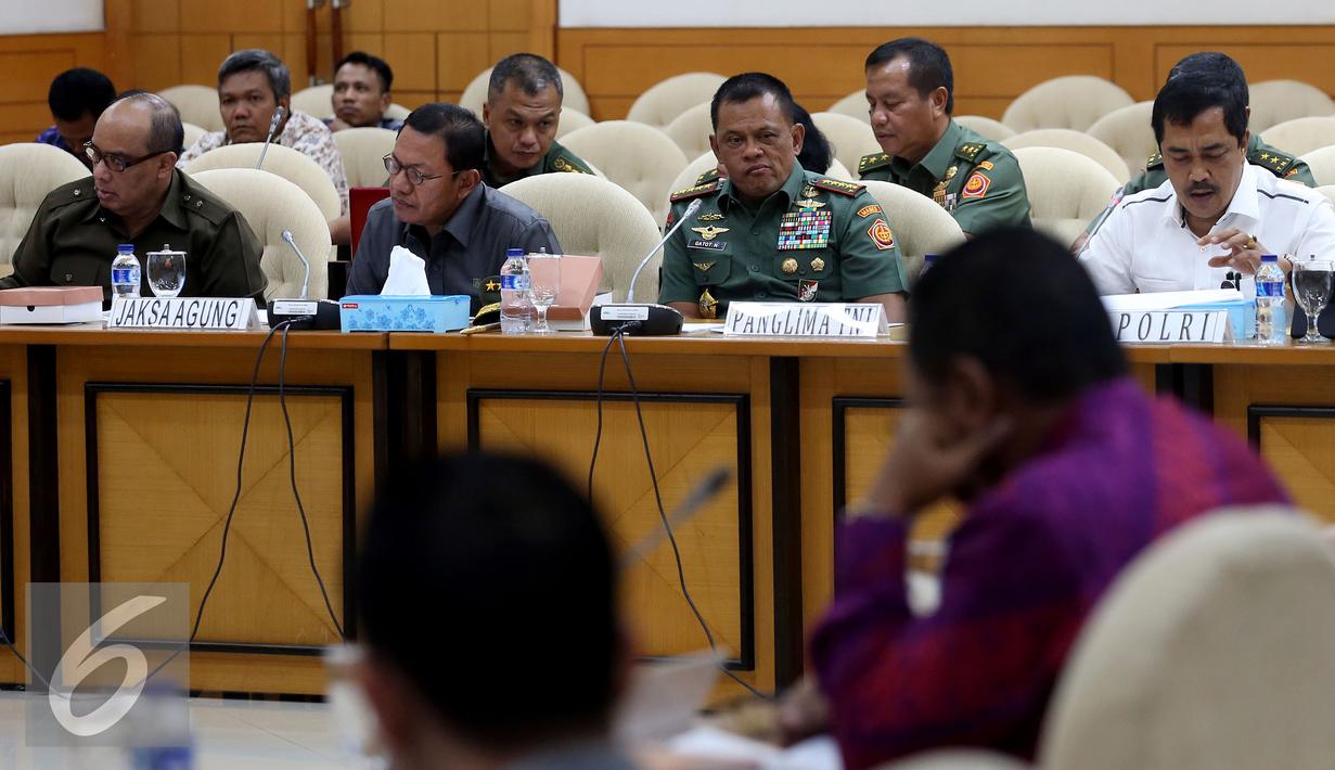 Panglima TNI Jenderal Gatot Nurmantyo menyimak Rapat Dengar Pendapat Umum dengan Panitia Khusus (Pansus) RUU Pemilu di Gedung Nusantara II, Kompleks Parlemen Senayan, Jakarta Pusat, Selasa (13/12). (Liputan6.com/JohanTallo)
