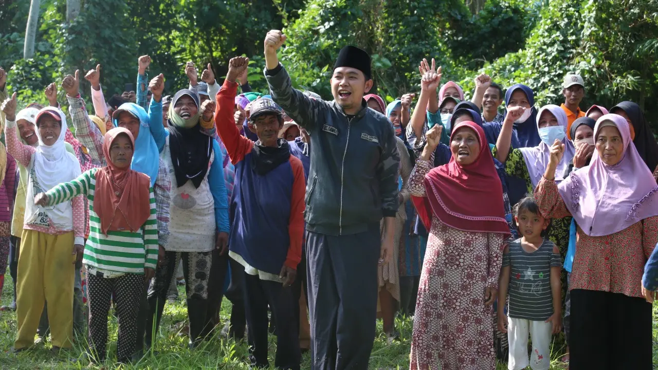 Gus Fawait berbaur bersama buruh perkebunan PTPN XII usai upacara bendera HUT ke 77 RI. (Istimewa).