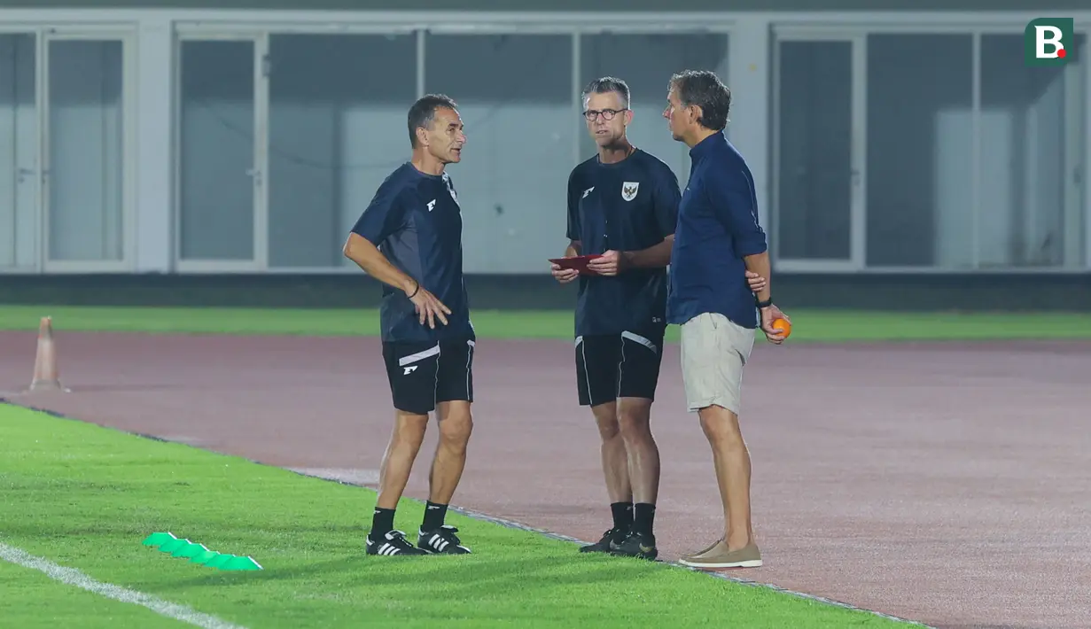 Skuad asuhan Gerald Vanenburg mematangkan taktik saat menggelar sesi latihan di Stadion Madya, Jakarta, Kamis (17/7/2025). (Bola.com/M Iqbal Ichsan)