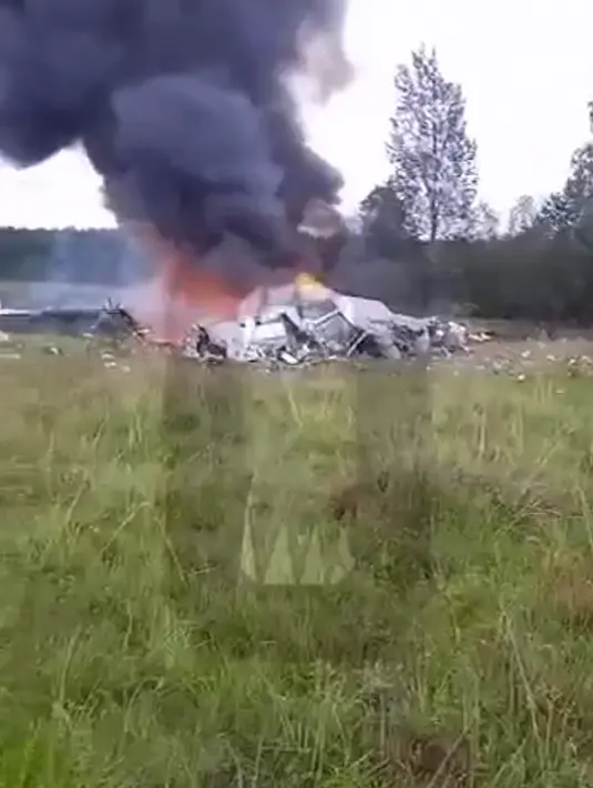 Diketahui, sekitar pukul 17.00 GMT, Kementerian mengumumkan "pesawat pribadi Embraer Legacy yang melakukan perjalanan dari Moskow ke Saint Petersburg jatuh di dekat desa Kuzhenkino di Wilayah Tver." (Ostorozhno Novosti via AP)