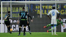 Menit ke-23, tuan rumah mendapat hadiah penalti usai VAR memvonis Kalidou Koulibaly melakukan handball di kotak terlarang.
Calhanoglu yang bertindak sebagai algojo pun sukses menjalankan tugasnya dengan sempurna mengecoh David Ospina. (AFP/Filippo Monteforte)