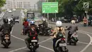 Papan penunjuk arah terkait uji coba pengalihan arus terpampang di Jalan Salemba Raya, Jakarta, Jumat (21/7). Uji coba pengalihan arus lalu lintas terkait pembangunan underpass Matraman dan berlangsung hingga 27 Juli. (Liputan6.com/Helmi Fithriansyah)