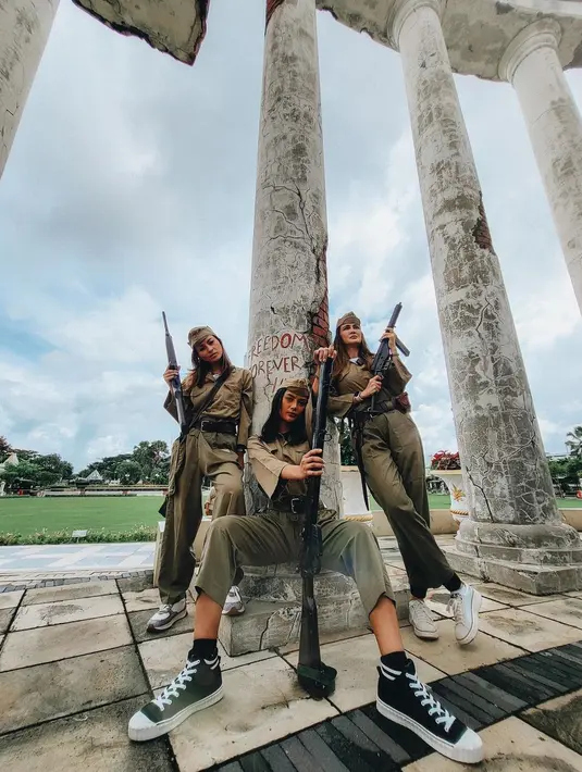<p>Seru juga, nih, dress up sesuai destinasi wisata yang kita tuju bareng sahabat. Seperti saat berpakaian ala pejuang saat mengunjungi tempat-tempat bersejarah. (Foto: Instagram @mariannerumantir)</p>