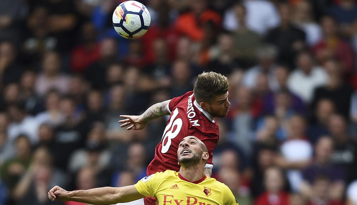 Duel pemain Watford, Nordin Amrabat (bawah) dan pemain Liverpool, Alberto Moreno, pada laga Premier League di Vicarage Road, Watford, (12/8/2017). Liverpool bermain imbang 3-3. (Daniel Hambury/PA via AP)