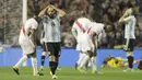 Ekspresi pemain Argentina, Javier Mascherano usai timnya gagal mengalahkan Peru pada laga Kualifikasi Piala Dunia 2018 di Buenos Aires, (5/10/2017). Argentina bermain imbang 0-0 lawan Peru. (AP/Victor R. Caivano)