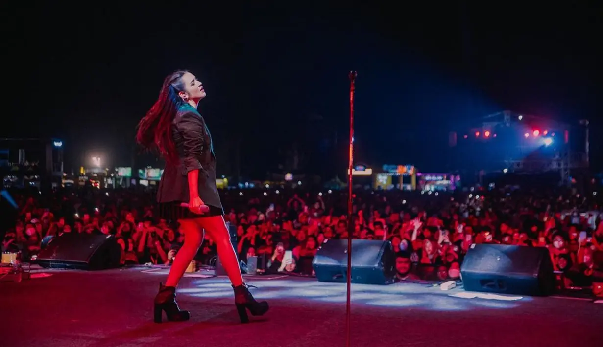 Pelantun lagu Mantan Terindah ini merasa bahagia dan bangga bisa berjumpa kembali dengan penggemarnya, aksi panggungnya kali ini benar-benar pecah. (Liputan6.com/IG/@raisa6690)