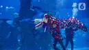 Pemain Liong beraksi menghibur pengunjung di Jakarta Aquarium & Safari (JAQS), Jakarta Barat, Jumat (12/2/2021). Pertunjukan Liong Show bawah air yang diikuti oleh para putri duyung tersebut untuk memeriahkan Hari Raya Imlek 2572 atau Tahun Baru China. (Liputan6.com/Faizal Fanani)
