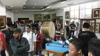 Sejumlah orang mengunjungi Museum Betawi saat Festival Lebaran Betawi 2017 di Setu Babakan, Jakarta Selatan, Sabtu (29/7). Berbagai senjata tradisional suku Betawi hingga alat musik trombon ikut dipamerkan. (Liputan6.com/Herman Zakharia)