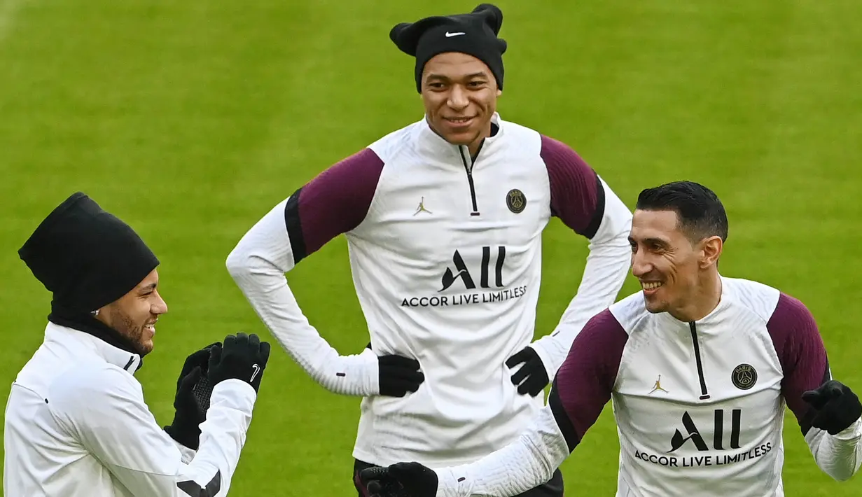 Pemain Paris Saint-Germain (PSG), Neymar, Angel Di Maria dan Kylian Mbappe, saat sesi latihan jelang laga perempat Liga Champions di Munich, Jerman, Rabu (7/4/2021). PSG akan berhadapan dengan Bayern Munchen. (AFP/Christof Stache)