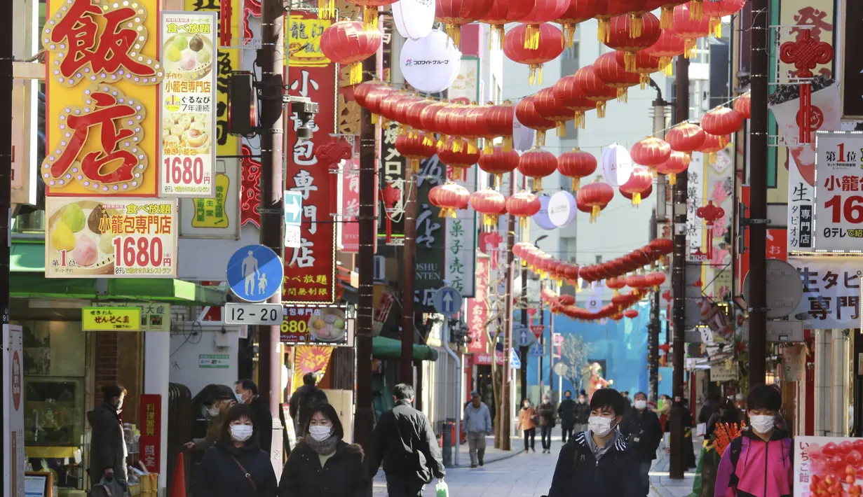Dekorasi lampion Imlek menghiasi Chinatown di Yokohama, Prefektur Kanagawa, dekat Tokyo, Selasa (9/2/2021). Yokohama Chinatown adalah kawasan pecinan terbesar di Jepang, terletak di pusat kota Yokohama. (AP Photo/Koji Sasahara)