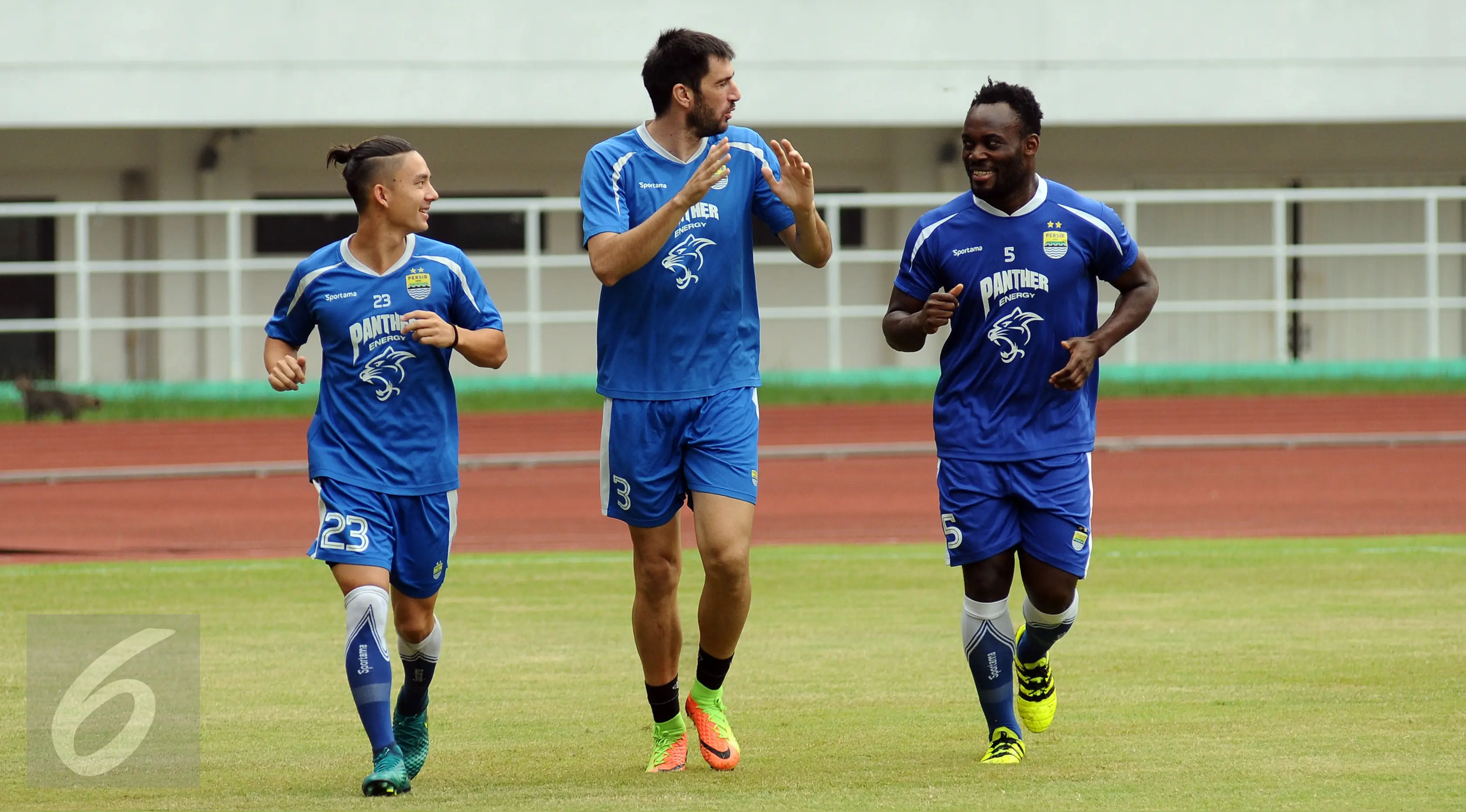 Bek Persib, Vladimir Vujovic (tengah) berbincang dengan Michael Essien saat latihan resmi jelang laga Liga 1 melawan PS TNI di Stadion Pakansari, Kab Bogor, Jumat (21/4). Laga kedua tim akan digelar pada Sabtu (22/4). (Liputan6.com/Helmi Fithriansyah)