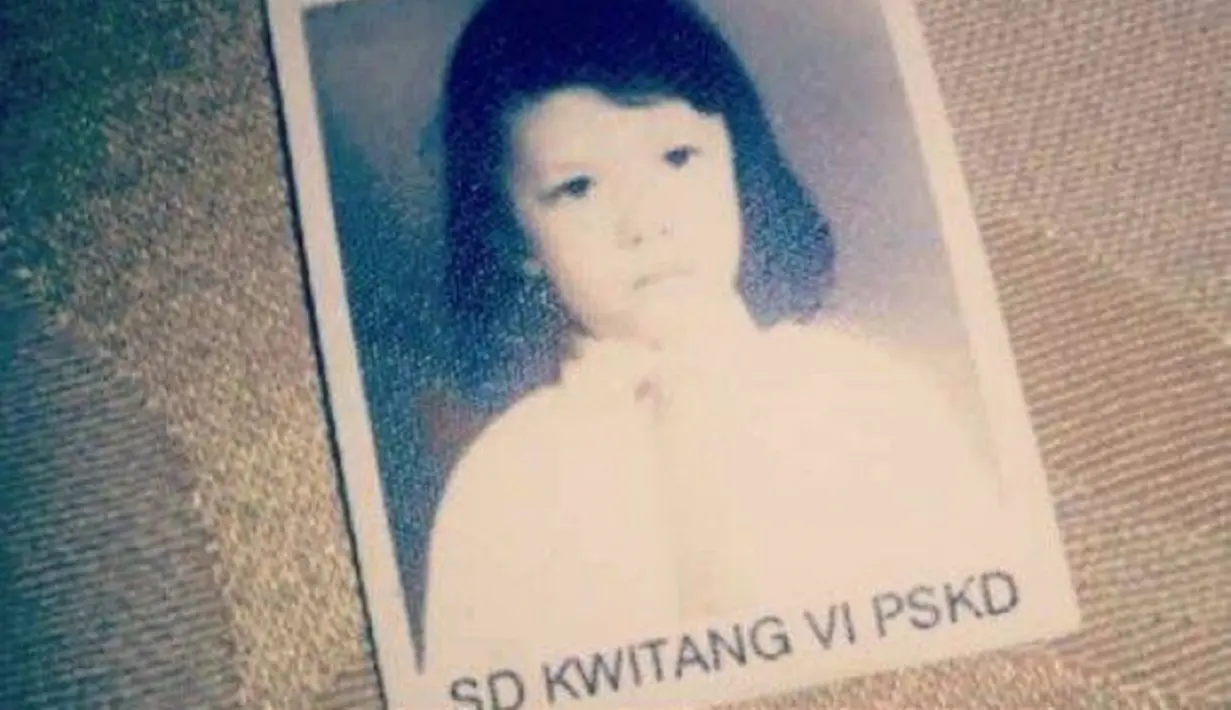 Imutnya Michelle Joan sudah terlihat sedari kecil. Ia sudah pintar berekspresi saat difoto. Tak ayal foto Michelle Joan kecil di pas foto SD ini menuai atensi publik dan berhasil bikin pangling. (Liputan6.com/IG/michellejoan)