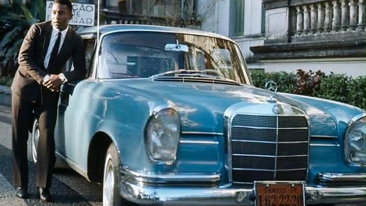 Pele berpose di salah satu mobil Mercedes-Benz (Autojosh)
