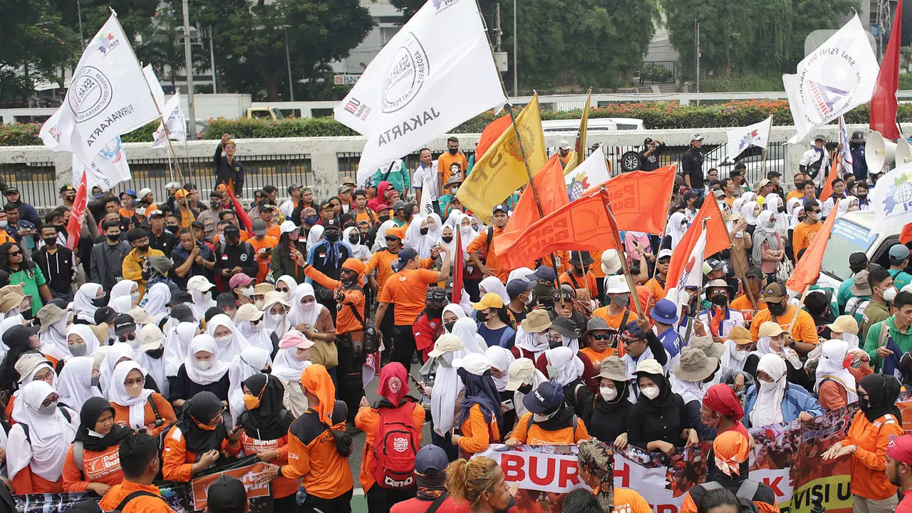 Ribuan Buruh Kembali Geruduk DPR