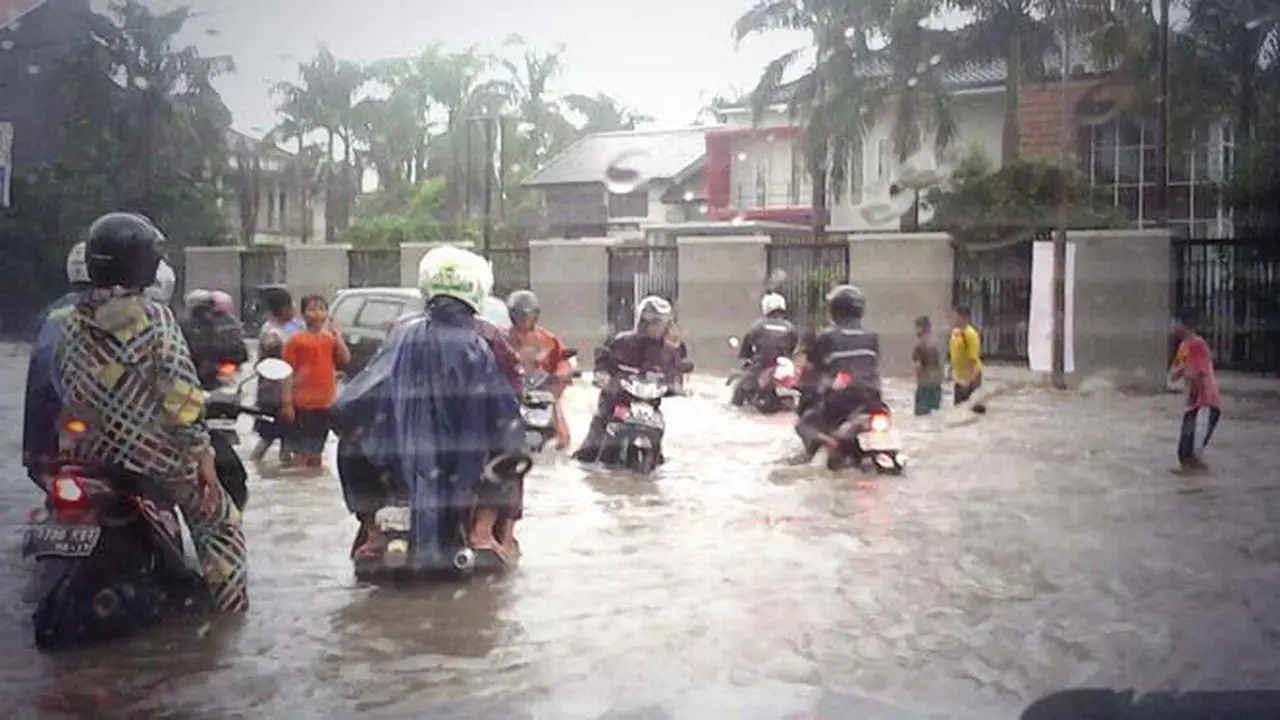 banjir-bekas-motor-140205b.jpg