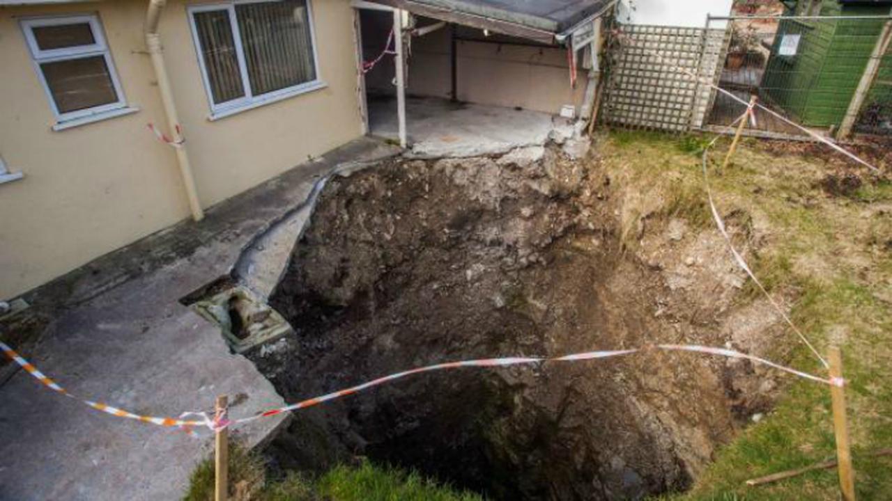 Sinkhole Sedalam Setengah Kilometer Mengaga di Teras Rumah Warga