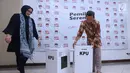 Komisioner KPU RI, Evi Novida GM (kiri) dan Pramono UT menunjukan kotak suara bermaterial karton kedap air dan transparan di Kantor KPU, Jakarta, Jumat (14/12). Kotak suara nantinya digunakan pada Pemilu Serentak 2019. (Liputan6.com/Helmi Fithriansyah)