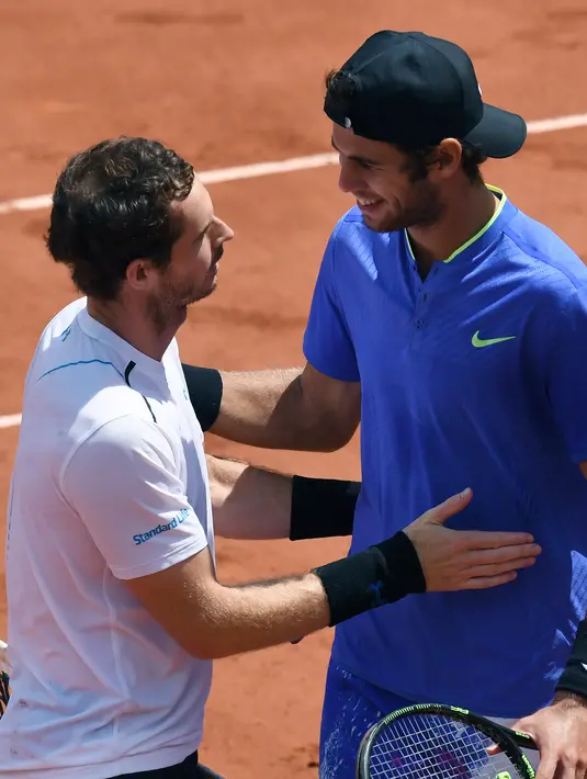 Andy Murray bersalaman dengan Karen Khachanov usai pertandingan di turnamen Prancis Terbuka di stadion Roland Garros, di Paris, Prancis (5/6). Murray meraih kemenangan 6-3, 6-4, 6-4. (AFP Photo/Olivier Morin)