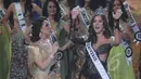Miss Universe 2014 Paulina Vega (kanan) melambaikan tangan saat menghadiri malam Grand Finalis Puteri Indonesia 2015 di JCC, Jakarta, Jumat (20/2). (Liputan6.com/Herman Zakharia)