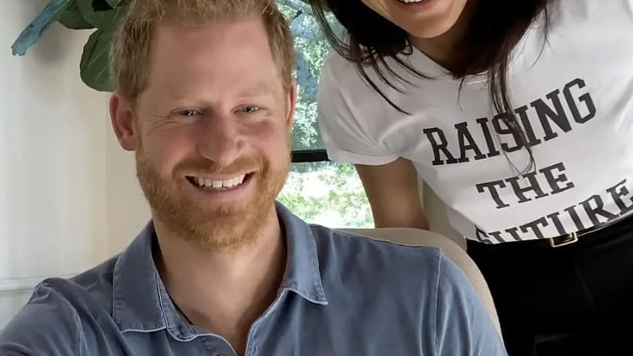Outfit WFH Meghan Markle yang Penuh Curahan Hati Seorang Ibu