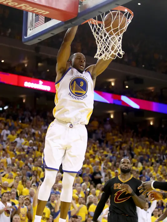 Pemain Golden State Warriors, Andre Iguodala mamasukan bola ke dalam ring saat pertadingan melawan Cleveland Cavaliers di gim kelima Final NBA 2017 di Oakland, California (12/6). (Ezra Shaw/Getty Images/AFP)