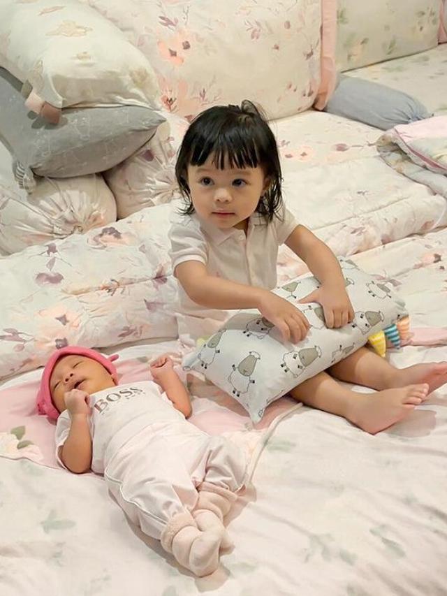 Potret Ameena bersama Baby Azura (Sumber: Instagram/attahalilintar dan Instagram/azuraatta)