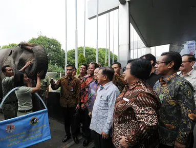 Wakil Presiden Jusuf Kalla (ketiga kanan) disambut dua ekor gajah jelang membuka Pekan Lingkungan Hidup Kehutanan 2016 di Jakarta, Kamis (9/6/2016). Pekan Lingkungan Hidup Kehutanan 2016 berlangsung hingga 12 Juni. (Liputan6.com/Helmi Fithriansyah)