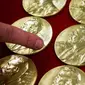 Medali hadiah Nobel ditunjukkan pada akhir produksi di Eskilstuna, Swedia, 29 Oktober 2019. Upacara penghargaan hadiah Nobel berlangsung setiap tanggal 10 Desember. (Jonathan NACKSTRAND/AFP)