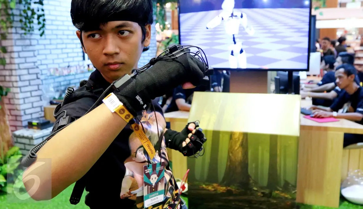 Seorang siswa SMK Kudus mencoba gerakan animasi video di stand RUS Animation Studio pada gelaran Popcon Asia 2016 di JCC, Jakarta (14/08). Siswa diajarkan bagaimana membuat film animasi mulai pra produksi hingga post produksi. (Liputan6.com/Fery Pradolo)