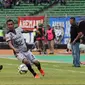 Penyerang Sriwijaya FC, Alberto Goncalves (tengah) mencoba melewati bek Bali United Agus Nova saat laga perebutan tempat ketiga Piala Bhayangkara 2016 di Stadion GBK Jakarta, Minggu (3/4/2016). Sriwijaya unggul 2-0. (Liputan6.com/Helmi Fithriansyah)