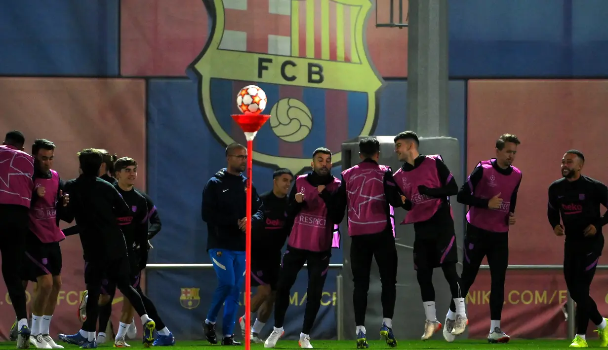 Para pemain Barcelona melakukan pemanasan selama sesi latihan di stadion Camp Nou di Barcelona, Spanyol (22/11/2021). Barcelona akan bertanding melawan Benfica pada Grup E Liga Champions di Camp Nou. (AFP/Gen Lluis)