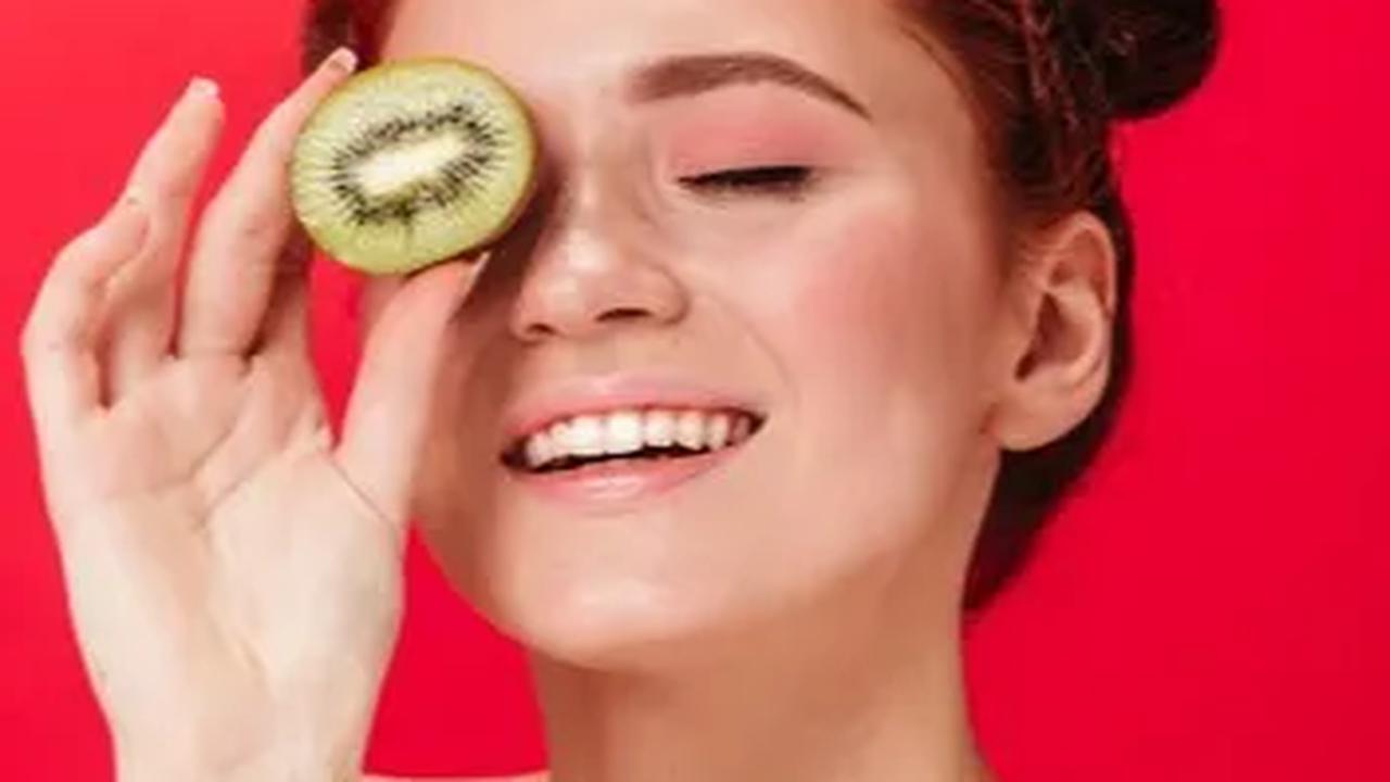 Dengan memanfaatkan keajaiban buah-buahan, Anda dapat merawat kulit secara alami dan terjangkau. Coba resep masker di atas, dan saksikan perubahan pada kulit Anda!