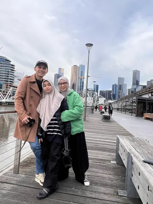 Kali ini, Sienna tampil kece dengan striped sweater, celana kulot, dan hijab segi empat.