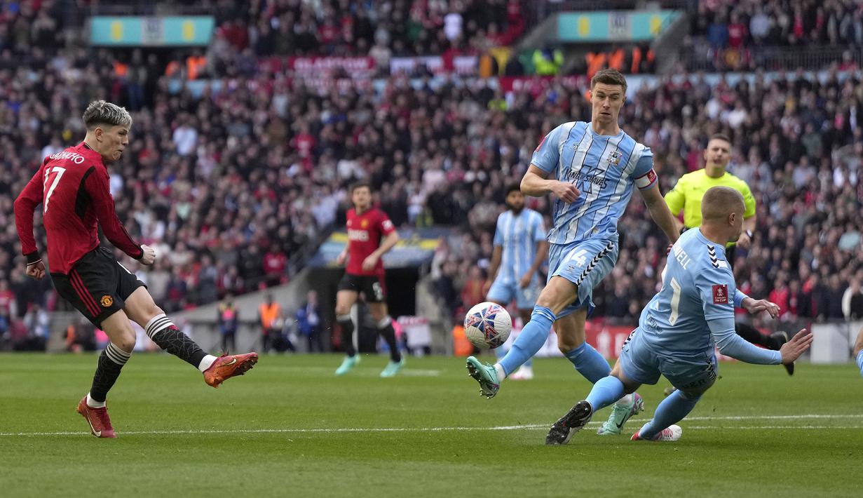 Gelandang Manchester United, Alejandro Garnacho melepaskan tendangan yang berusaha diblok dua pemain Coventry City pada laga semifinal Piala FA 2023/2024 di Wembley Stadium, London, Minggu (21/4/2024). (AP Photo/Alastair Grant)