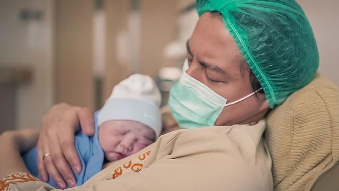 Roger Danuarta Momong Baby Shaquille (Sumber: Instagram//rogerojey/)