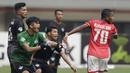 Pemain Persegres melakukan protes saat melawan Persija pada laga Liga 1 Indonesia di Stadion Patriot, Bekasi, Sabtu (14/10/2017). Persija menang 5-0 atas Persegres. (Bola.com/M Iqbal Ichsan)