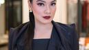 Rambut panjang identik dengan gaya feminin, namun tak menutup kemungkinan bergaya fierce dan boyish dengan bantuan riasan (Foto: Instagram @titi_kamall)
