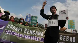 Sejumlah aktivis melakukan aksi demo memperingati Hari Ibu di depan Istana Negara, Jakarta (22/12). Mereka meminta pemerintah untuk lebih memperhatikan nasib buruh, petani, & nelayan perempuan jelang berlakunya MEA. (Liputan6.com/Gempur M Surya)