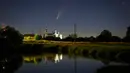 Komet Neowise atau C / 2020 F3 terlihat sebelum matahari terbit di Turet, Belarus, 110 kilometer (69 mil) barat ibu kota Minsk, Selasa (14/7/2020) pagi. Bulan ini, komet Neowise melintasi tata surya bagian dalam untuk pertama kalinya dalam 6.800 tahun. (AP Photo/Sergei Grits)