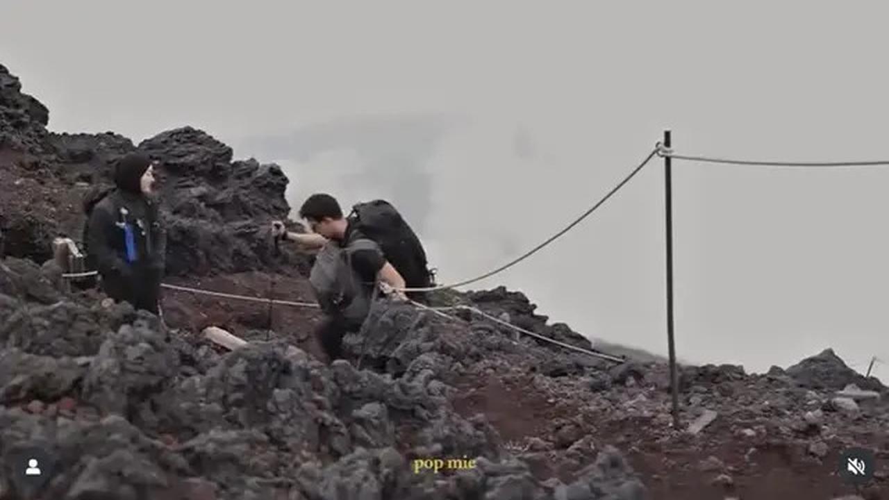 6 Potret Rey Mbayang dan Dinda Hauw Hiking ke Gunung Fuji, Rayakan Anniversary ke-5